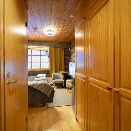 Kuukkeli Log Teerenpesae Guest house 4*
